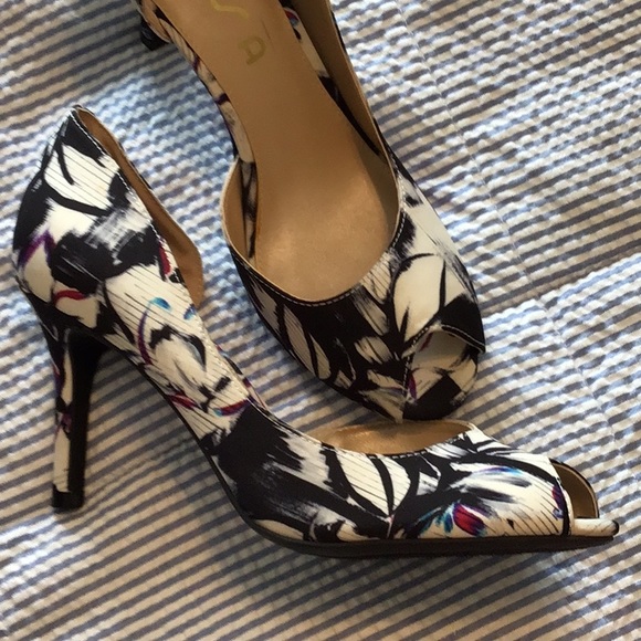 Women’s NWT open toe floral heels - Picture 2 of 6